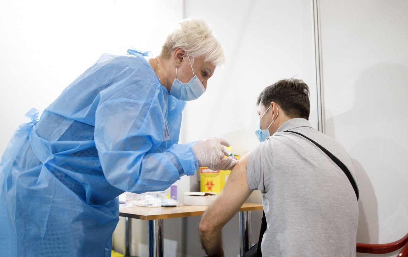 Почему даже вакцинированные могут заболеть коронавирусом: медики назвали причины