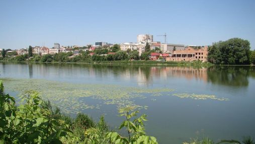 Южный Буг в Виннице воняет и цветет: экологи назвали причины загрязнения реки