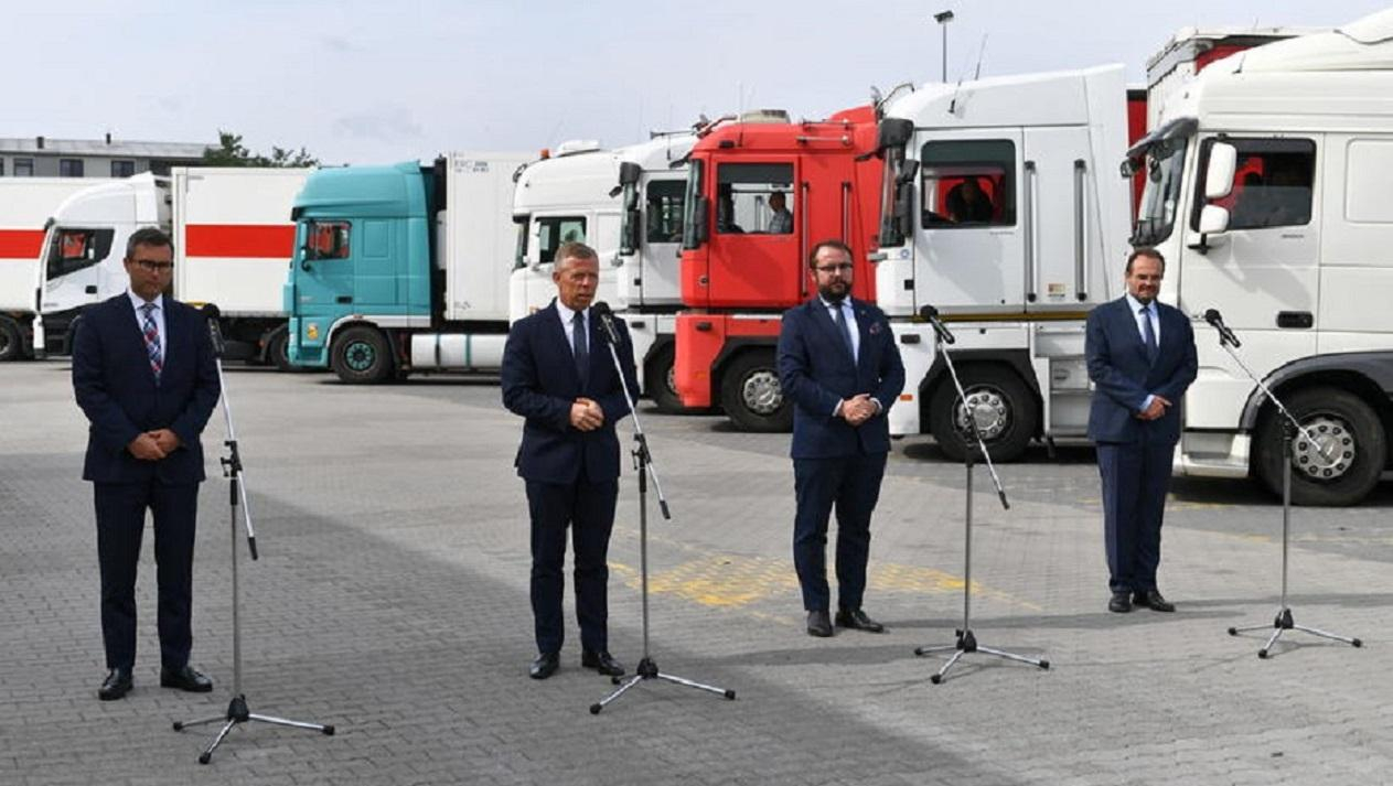 Польша предоставит Украине 20 грузовиков со средствами против коронавируса