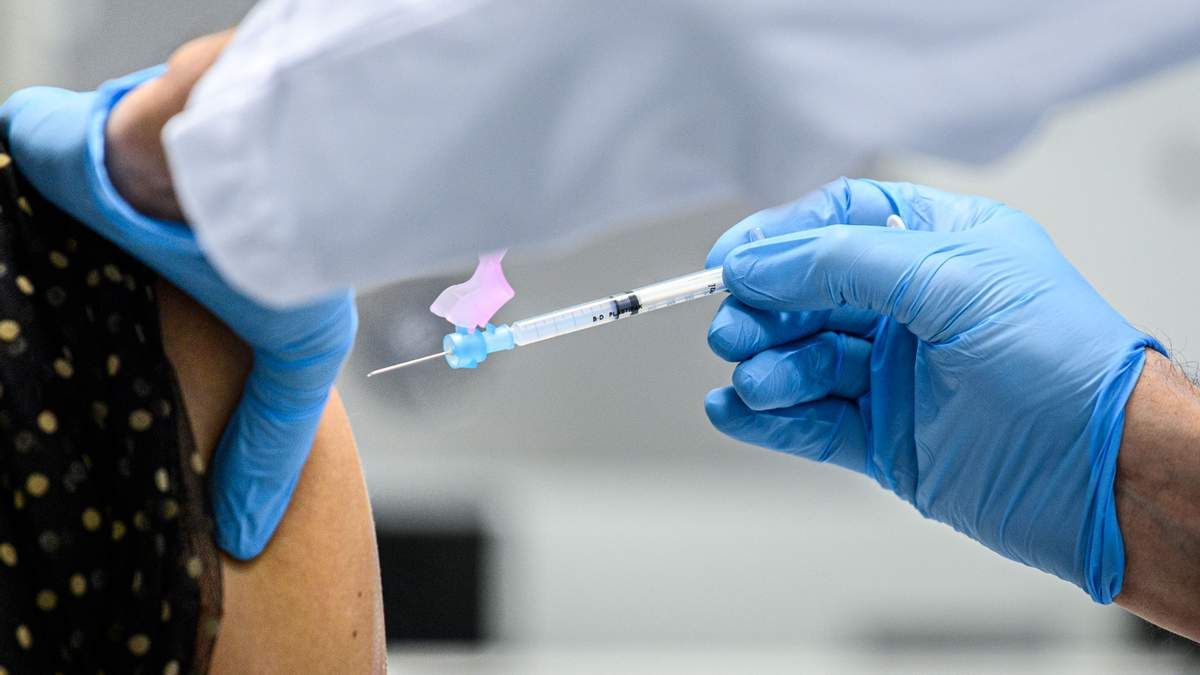 В США полностью одобрили вакцину Pfizer: что это значит В США полностью одобрили вакцину Pfizer: что это значит