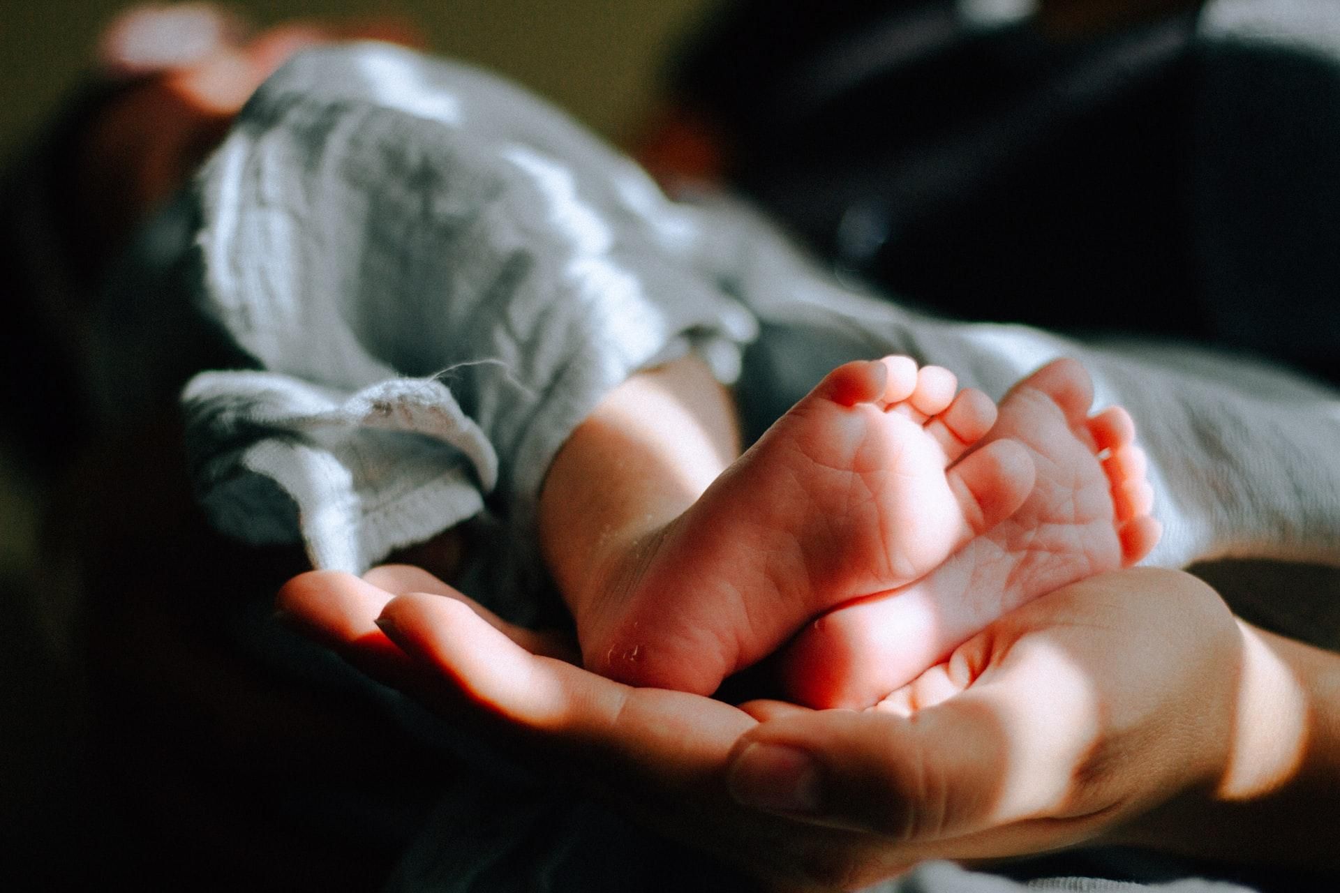 Никто не знал о беременности: в Ровненской области несовершеннолетняя родила ребенка возле дома