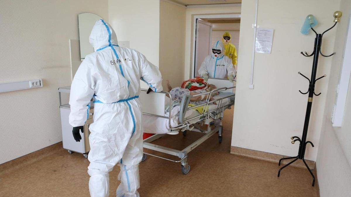 Количество госпитализированных вдвое больше, инфицированных более 2 тысяч: COVID-19 в Украине