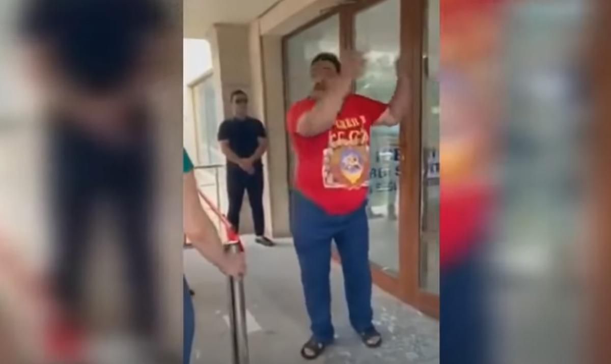 Мужчина хотел сделать прививку и устроил погром в поликлинике в Баку: видео Мужчина хотел сделать прививку и устроил погром в поликлинике в Баку: видео