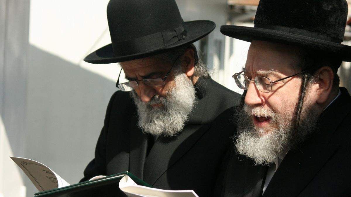 Коронавирус среди хасидов в Умани: 3 тяжелых больных отправили в Израиль Коронавирус среди хасидов в Умани: 3 тяжелых больных отправили в Израиль