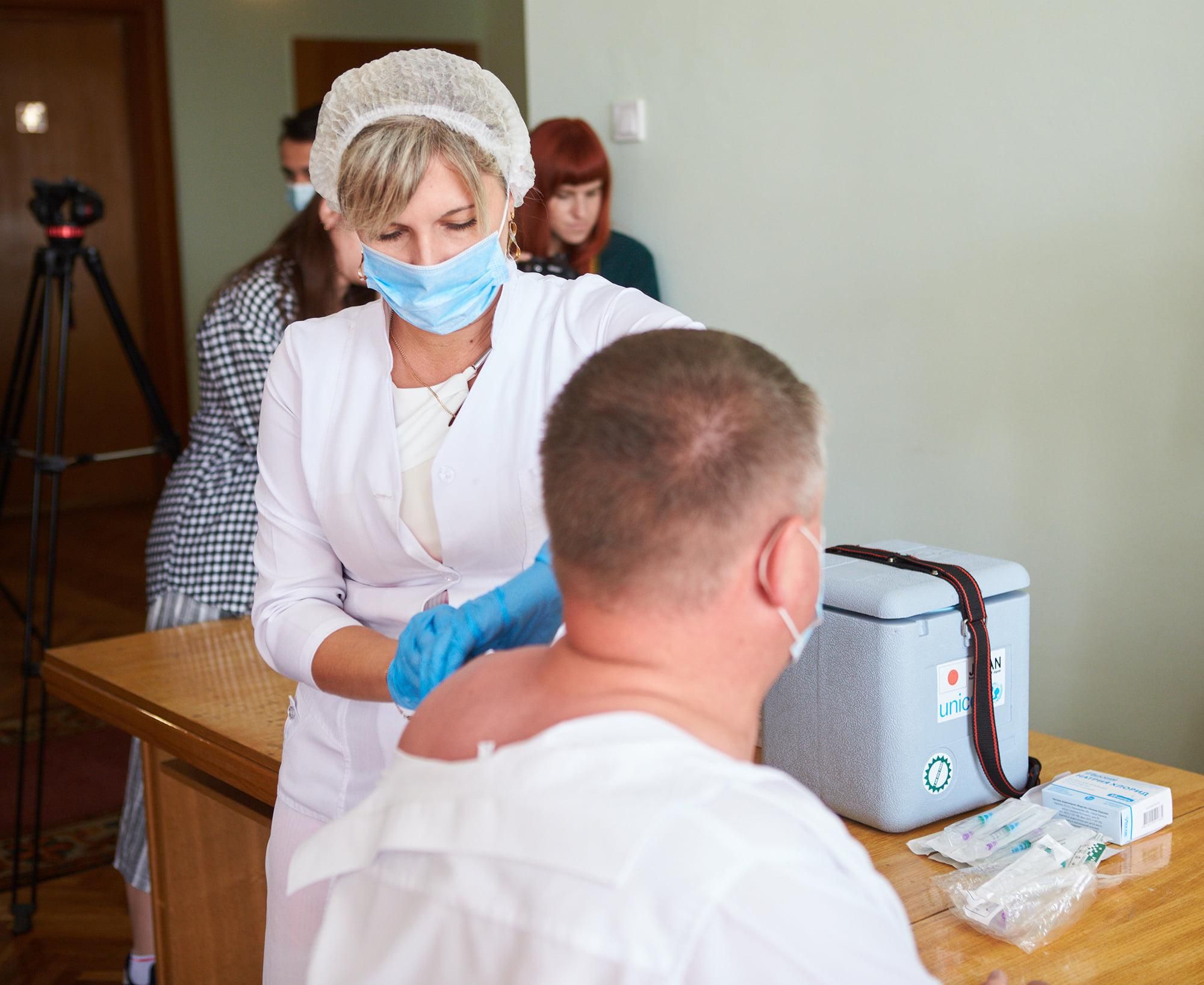В Ивано-Франковске депутатов горсовета вакцинировали прямо во время сессии
