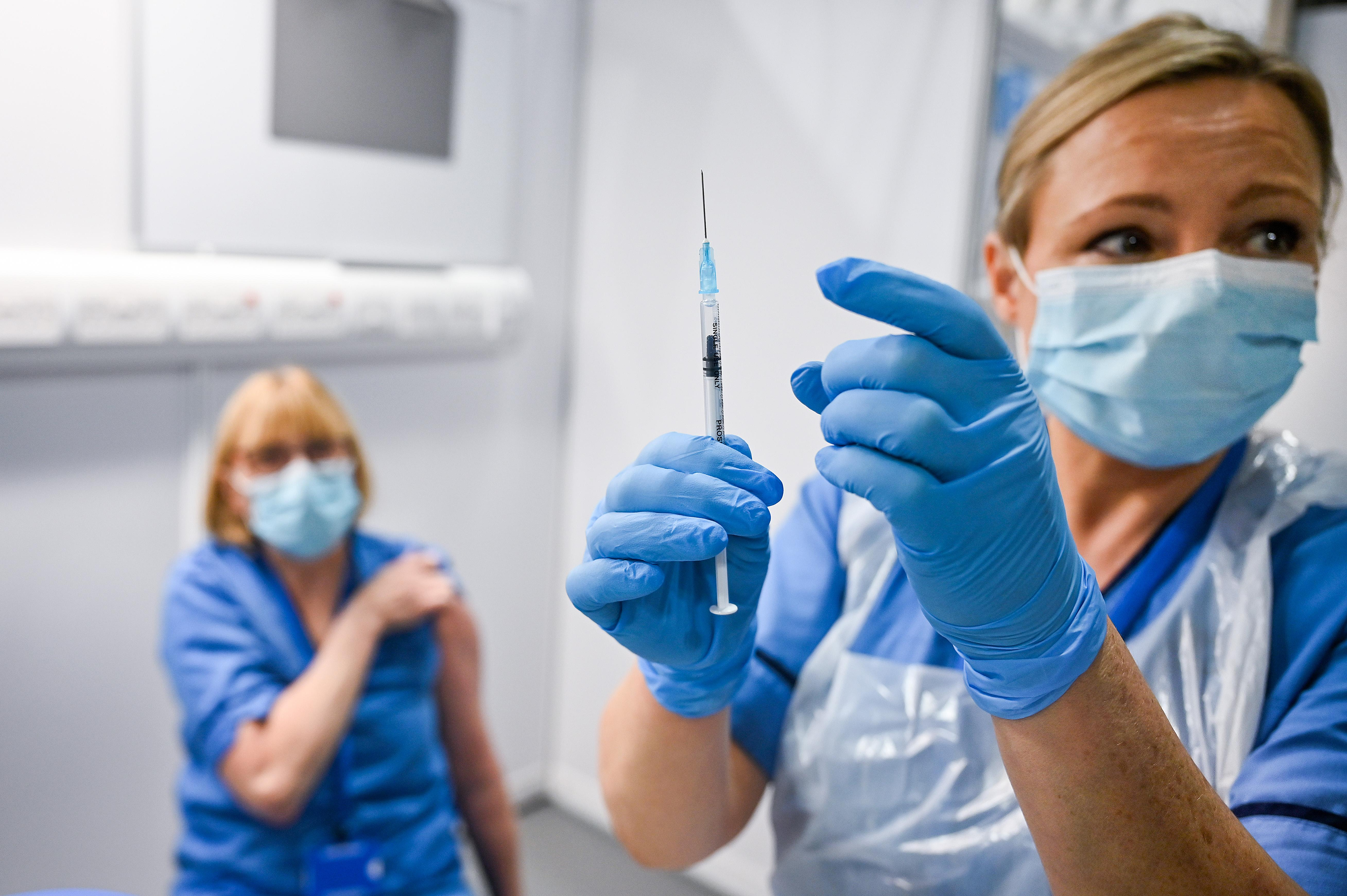 В Украине введут обязательную вакцинацию педагогов и чиновников, – Шмыгаль