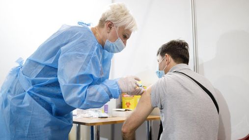 Вже офіційно: у США схвалили третю дозу вакцини від коронавірусу