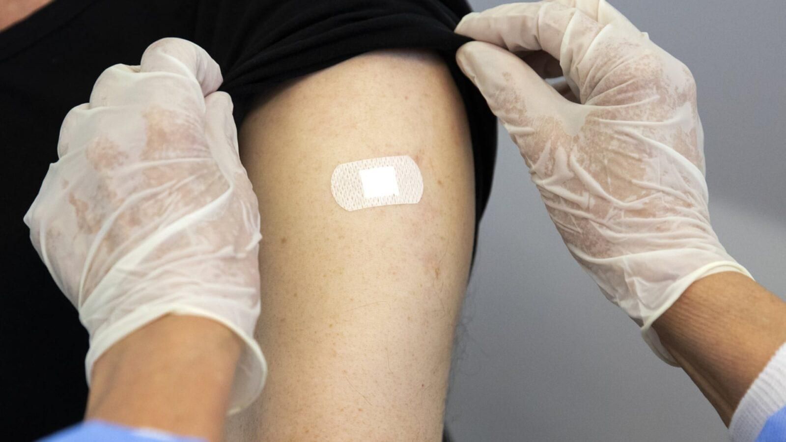 Вместо болезненного укола: разработали вакцину-пластырь против COVID-19