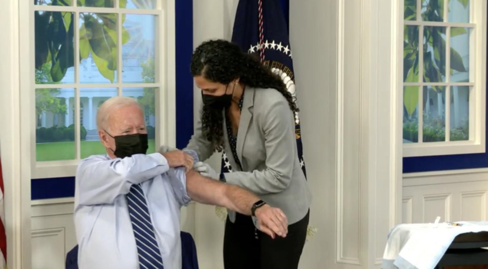 Байден получил третью дозу вакцины от коронавируса: снова в прямом эфире Байден получил третью дозу вакцины от коронавируса: снова в прямом эфире