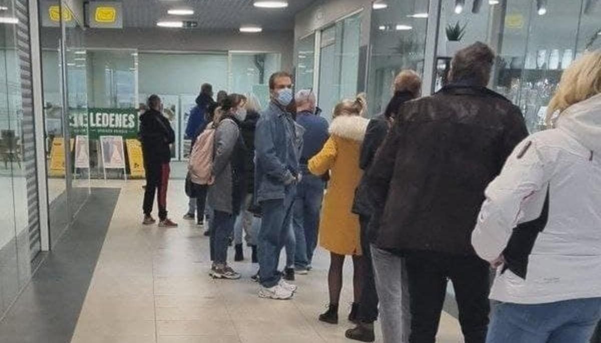 В Латвии штурмуют пункты вакцинации из-за ужесточения карантина и режима ЧС