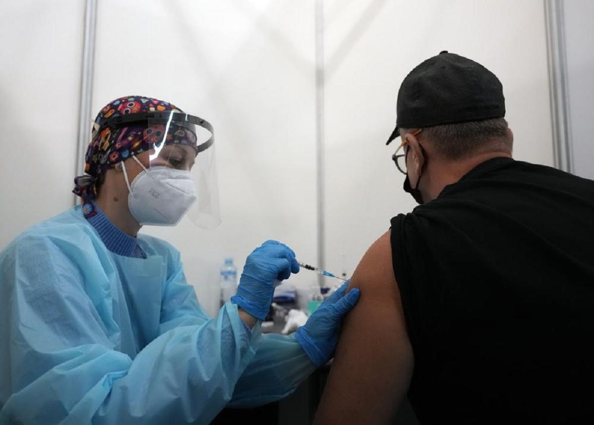 "Спутник V" ограничивает: россияне массово ездят в Сербию вакцинироваться Pfizer