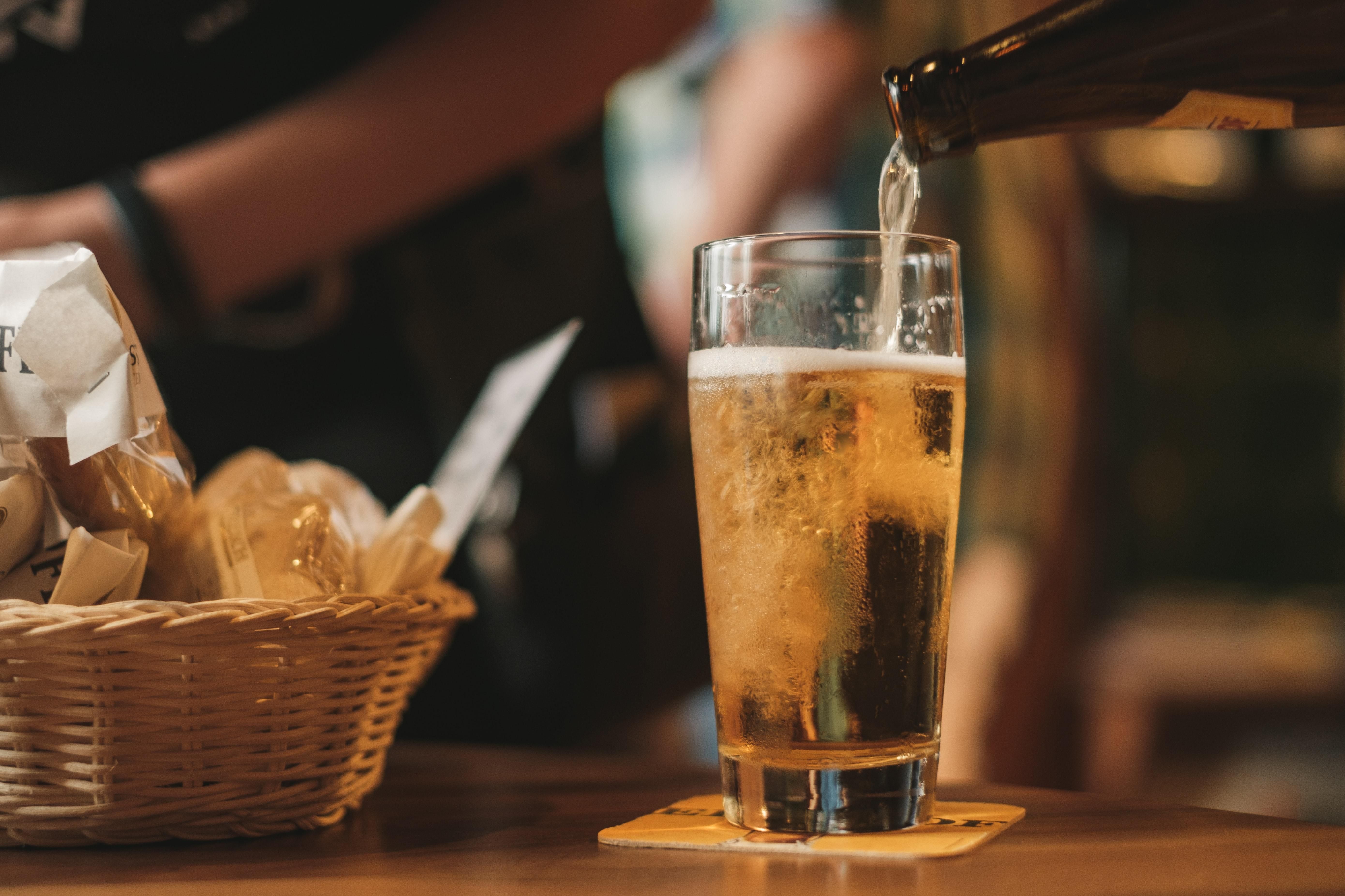 Може збільшити ризик раку: вчені розповіли про загрозу від пива після роботи - Здоровʼя 24