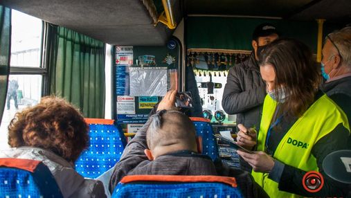 Довелося висаджувати пасажирів: в автобусах Дніпра почали перевіряти сертифікати вакцинації