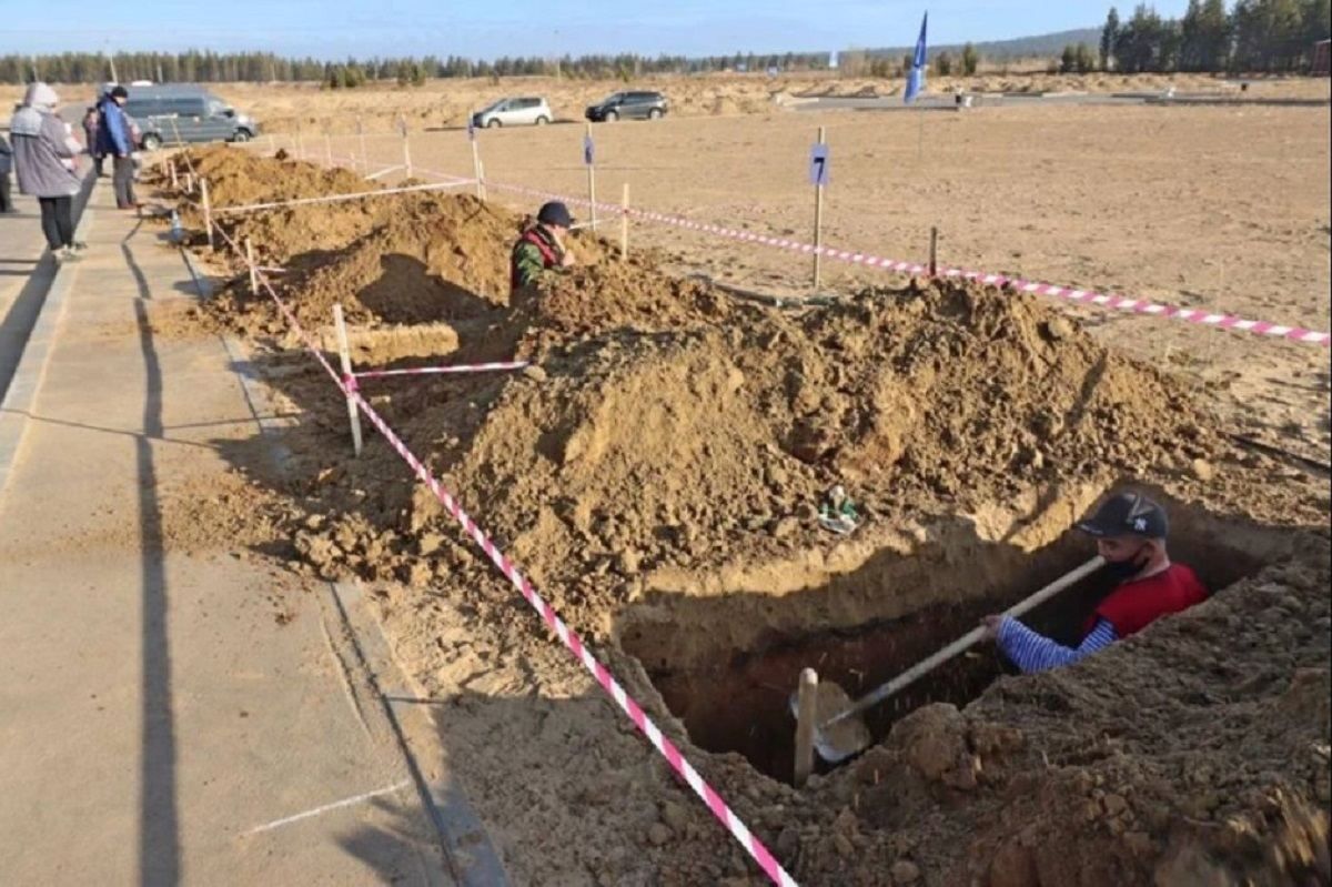 В России провели конкурс по скоростному копанию могил на фоне рекордной COVID-смертности: фото