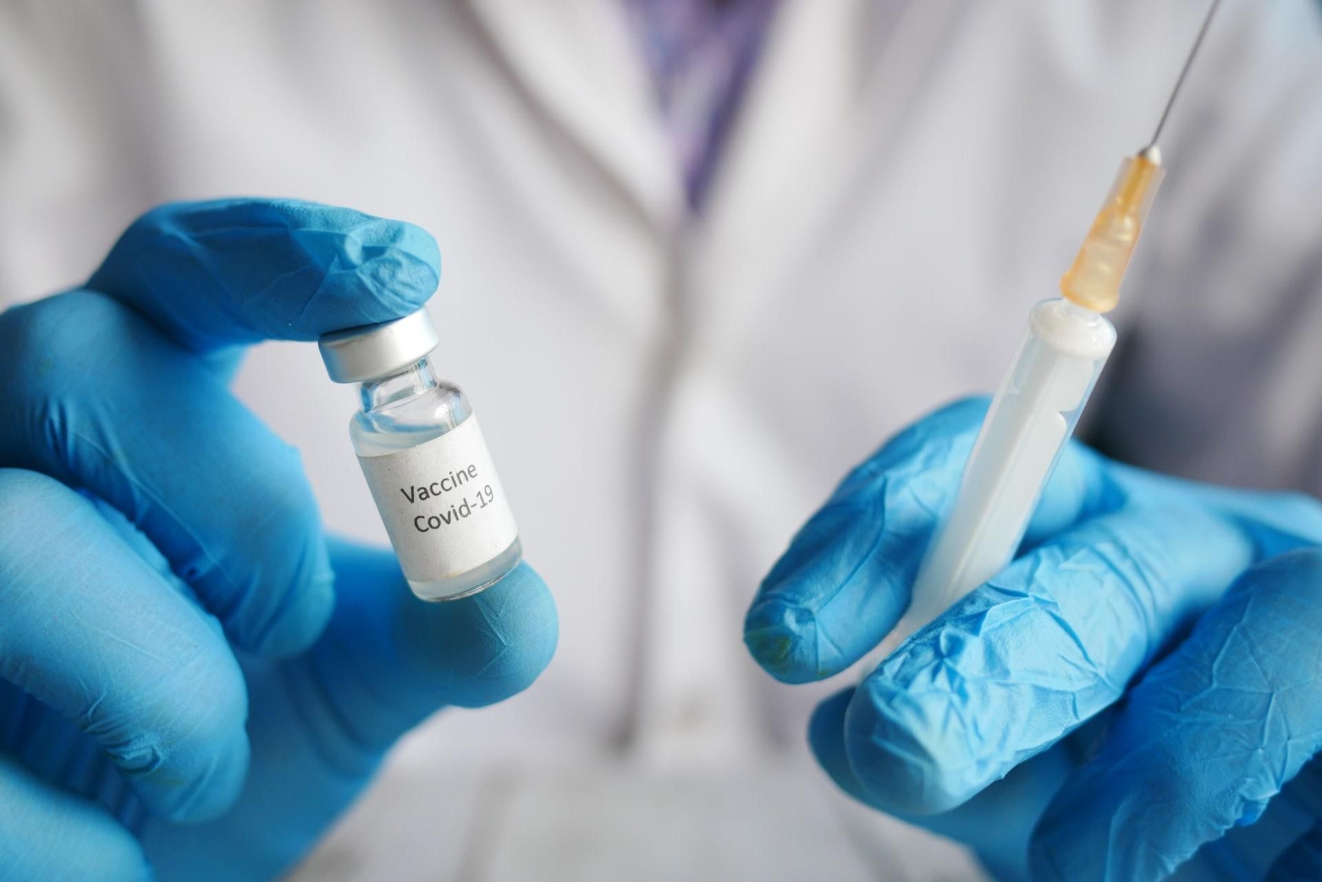 Від абсурду до брехні: найпоширеніші міфи про вакцинацію проти коронавірусу - Новини Здоров’я