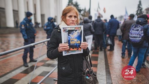  Антивакцинатори вийшли "захищати свої права" в Києві: фоторепортаж акції