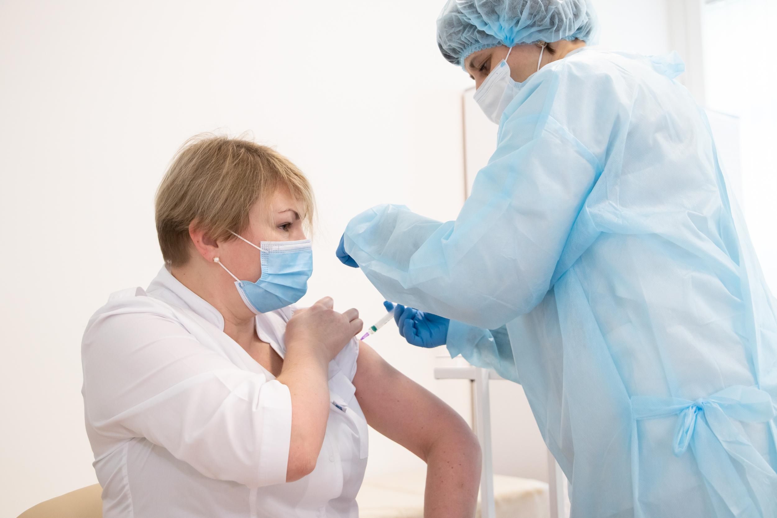 Майже 11 мільйонів українців вакцинували від COVID-19: якими препаратами щеплювали найчастіше - Новини Здоров’я
