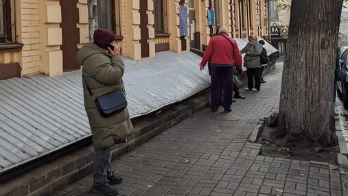 В Киеве увидели большие очереди возле бюро ритуальных услуг и церквей