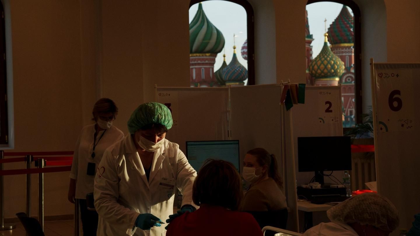 В России новый коронавирусный рекорд: за сутки умерли почти 1200 человек