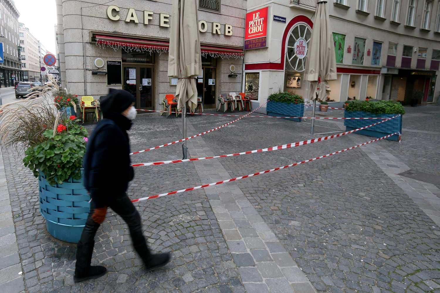 Вена усиливает карантин: невакцинированным запрещено посещать рестораны