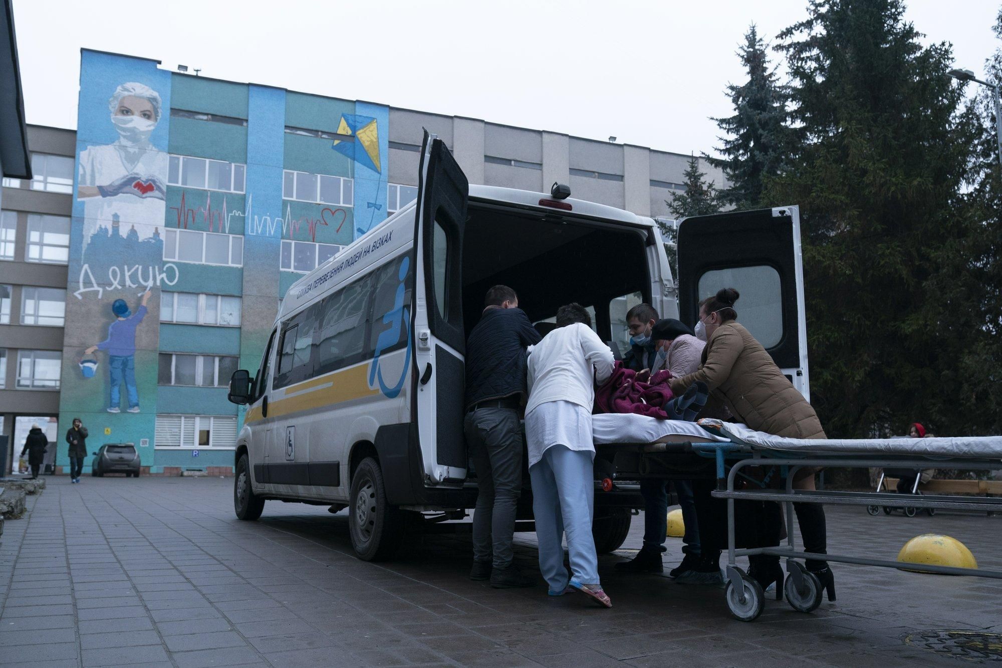 Коронавирус в Украине: за сутки госпитализировали более 4,5 тысяч больных