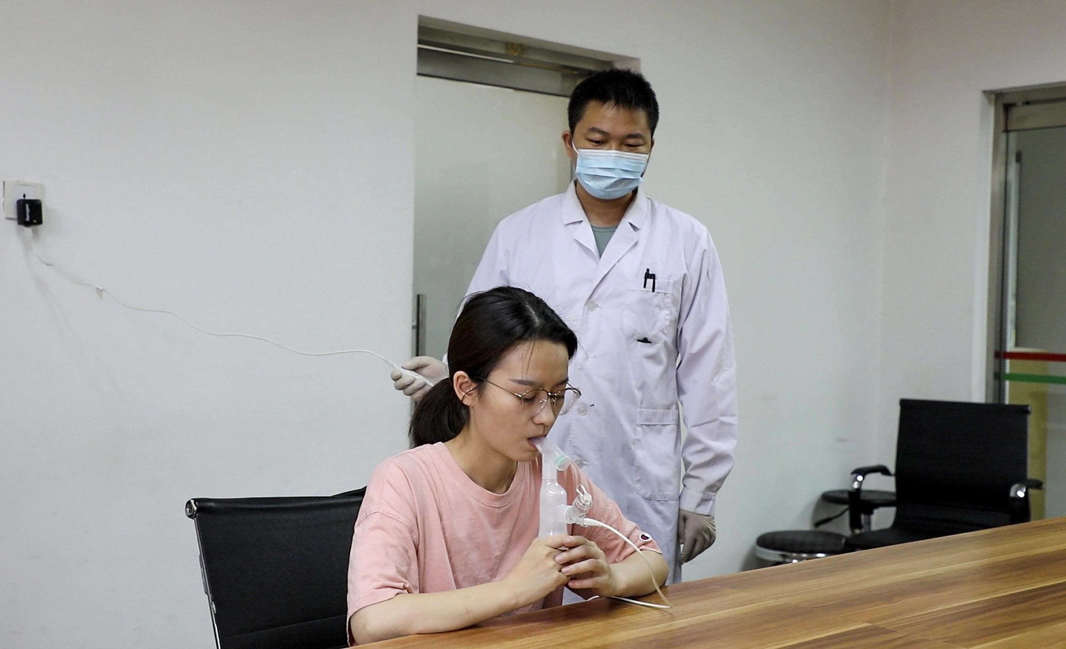 В Китае показали первую в мире ингаляционную вакцину от COVID-19: видео, как она работает
