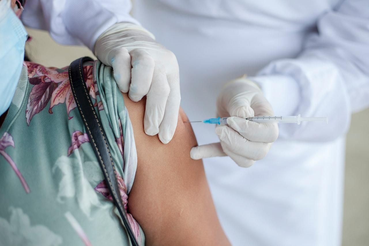 Темпи вакцинації в Україні на вихідних значно знизились: детальна статистика - Новини Здоров’я