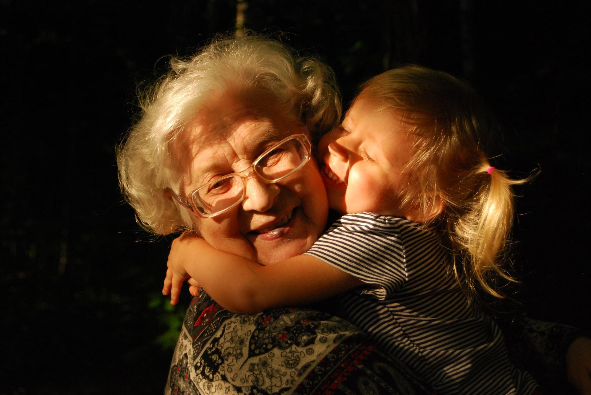 Чому бабусі люблять внуків більше, ніж власних дітей: пояснення нейробіологів - Новини Здоров’я