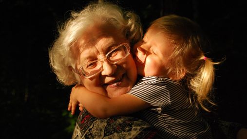 Чому бабусі люблять внуків більше, ніж власних дітей: пояснення нейробіологів 