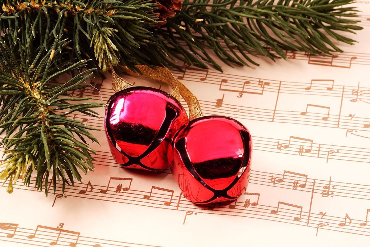 Стрессовые праздники: почему нас может напрягать рождественская музыка
