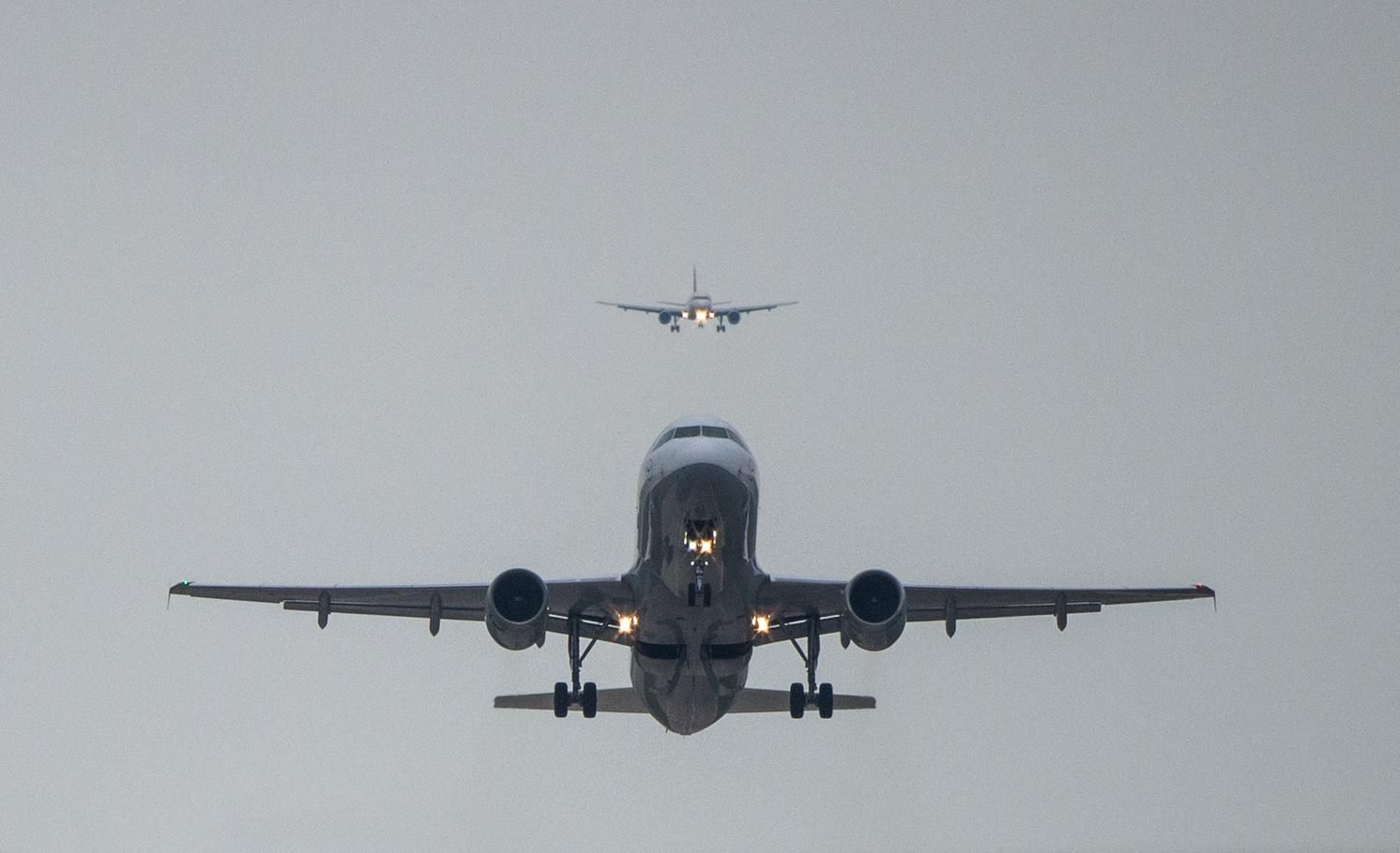 Германия также ограничивает авиасообщение из-за нового "суперварианта" COVID-19 Германия также ограничивает авиасообщение из-за нового "суперварианта" COVID-19