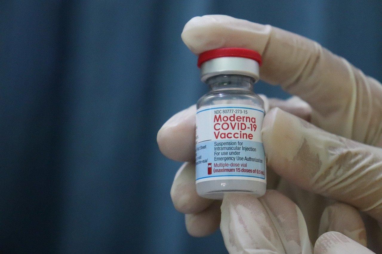 Moderna и Pfizer готовятся выпустить вакцину от штамма Омикрон