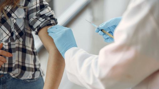 Украина готова ввести бустерную дозу COVID-вакцины по примеру Европы