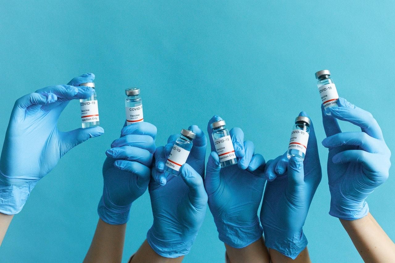 Бустерные дозы COVID-вакцин сочли безопасными: результаты исследования