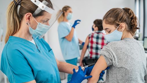 Сколько украинских школьников уже вакцинировались от COVID-19: ответ Ляшко