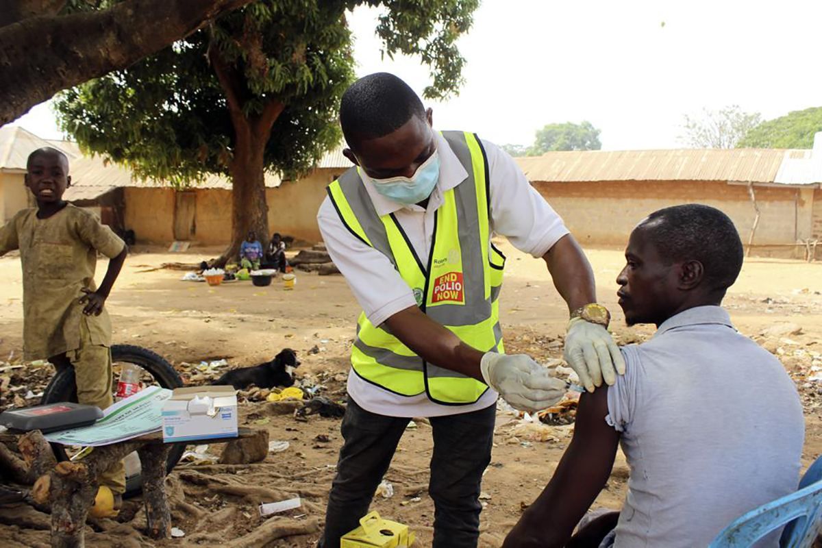 Складнощі вакцинації: озброєні банди в Нігерії викрадають людей, які постачають препарати - Новини Здоров’я