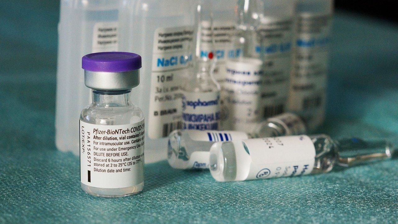 В Pfizer заявили, что двух доз вакцины для Омикрона недостаточно