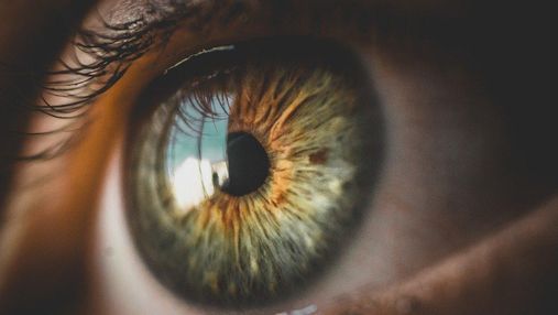 Очки для чтения уже не требуются: в США одобрили инновационные капли для глаз