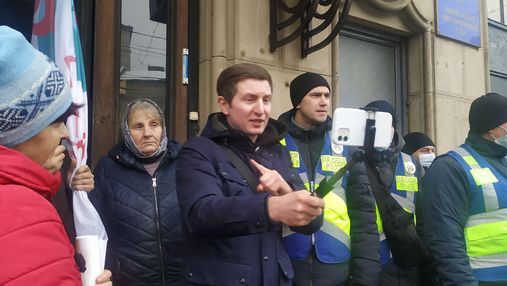 "Антивакс" Стахов устроил митинг в свою поддержку под судом во Львове: видео с места происшестви
