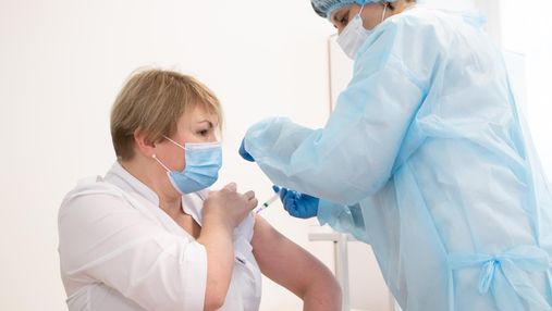 Скільки українців вже вакциновані та якими препаратами