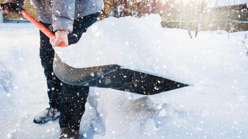 Уборка снега может стать причиной внезапной остановки сердца: что надо знать