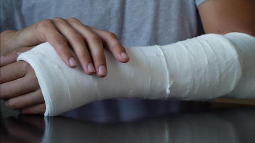 Приклали холодну рибу: учениця на уроці фізкультури зламала руку у двох місцях