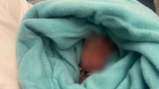 У туалеті літака знайшли покинуте немовля: підозрюють пасажирку