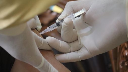 Скільки українців отримали бустерну COVID-вакцину 