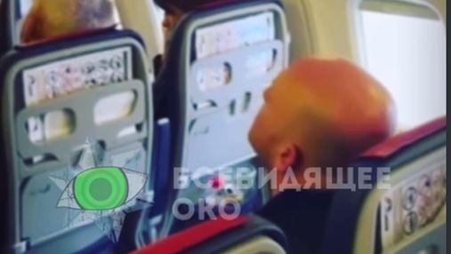 "Засуну тобі цю соску у ср*ку": у літаку з Єгипта жінка обматюкала пасажира, який димів вейпом