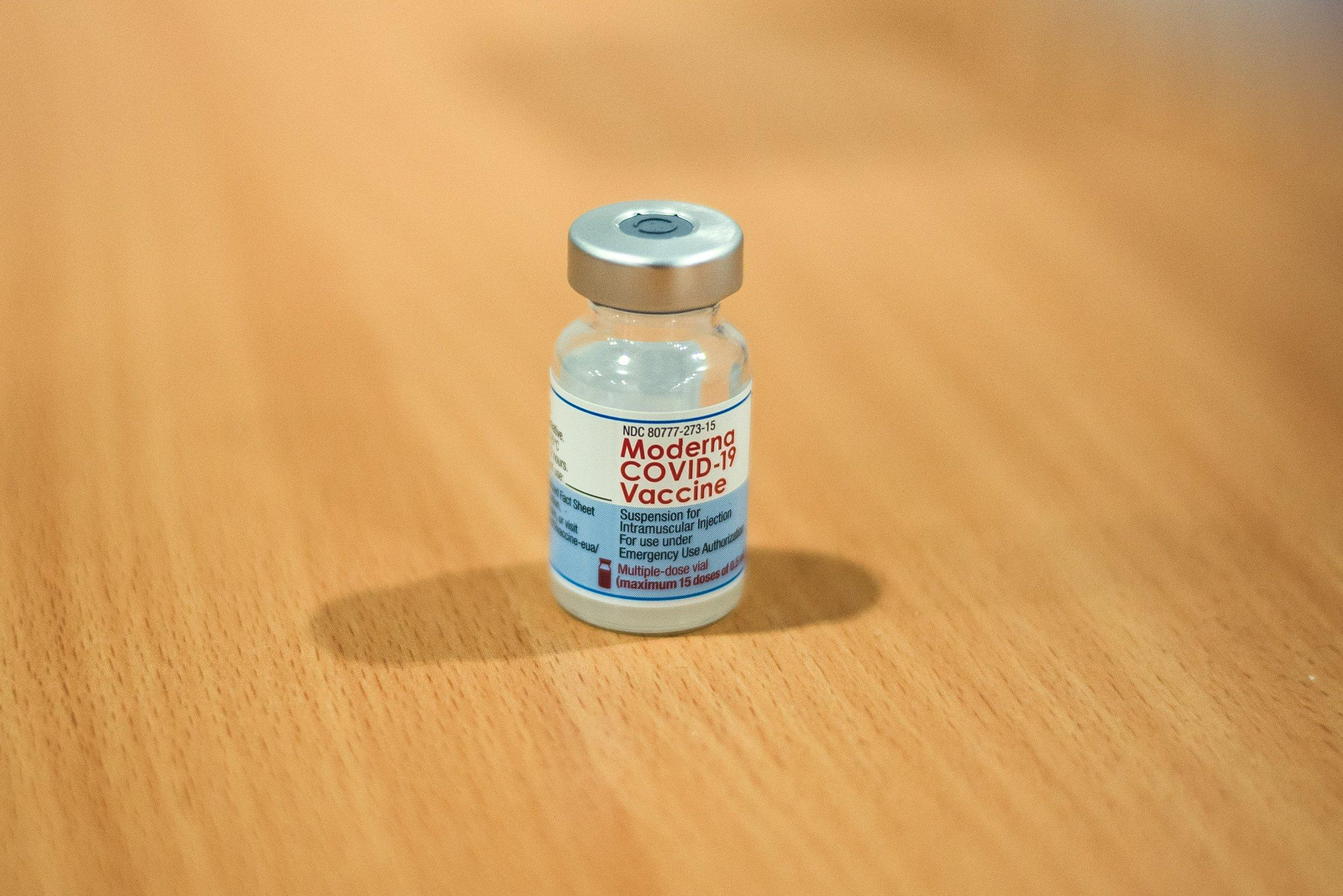Сразу после Pfizer: Moderna проводит клинические испытания вакцины от Омикрона