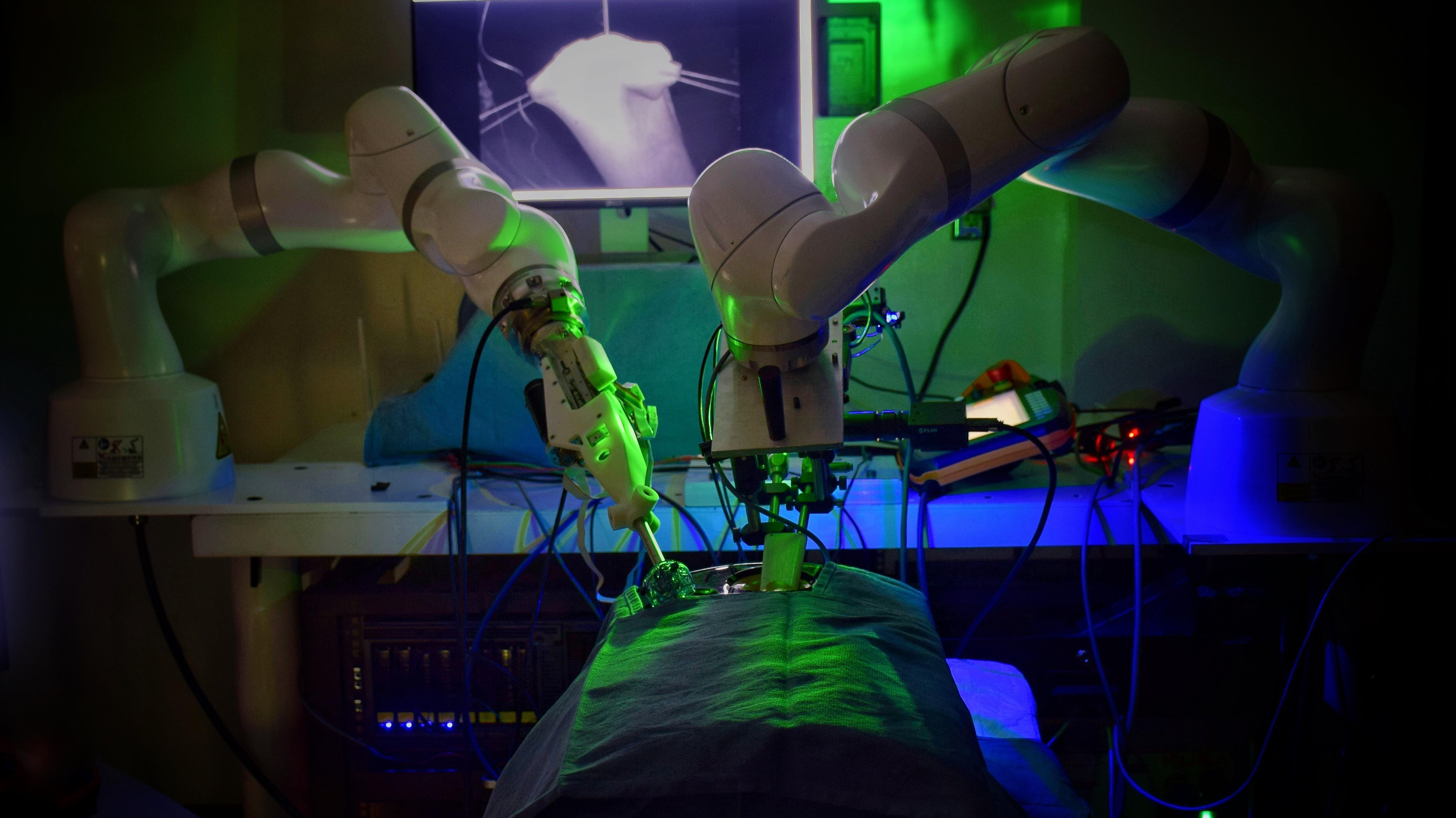 В США робот впервые провел сложную операцию без участия человека