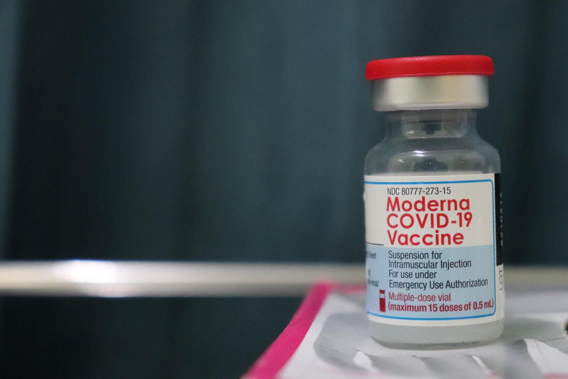 Наскільки ефективна вакцина від Moderna проти штаму Омікрон - Новини Здоров’я