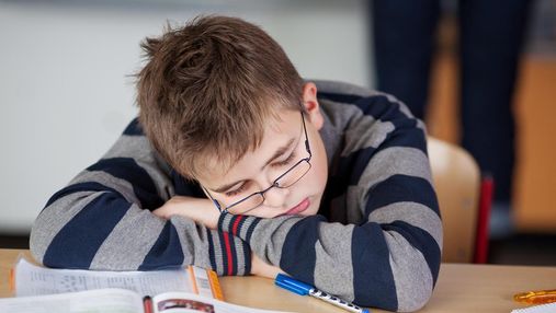 Вчені кажуть, що дітям краще довше спати: о котрій варто розпочинати уроки в школі