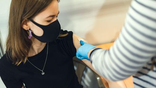 Все больше украинцев получают бустерную вакцину от COVID-19: свежие цифры